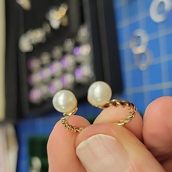 Pearl Faux Gold Tone Ring Size 8 adjustable - Picture 2 of 3